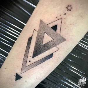 tatuaje_brazo_geomtrico_logiabarcelona_juan_chazsci